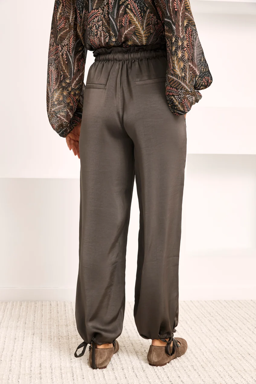 nkn-pantalon sedoso bolsillos joya gris-2